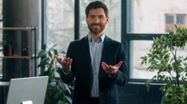 Yakın plan beyaz sakallı adam kameraya bakıyor ve gülümsüyor başarılı, olgun iş adamı CEO 'su profesyonel yönetici kapalı mekan erkek iş portresi pozu veriyor.