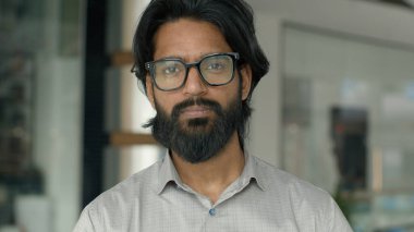 Yakın plan Hintli özgüvenli işadamı kameraya bakıyor Arap sakallı adam girişimci profesyonel satış müdürü danışman yönetici avukat yönetici kapalı mekan erkek iş portresi pozu veriyor