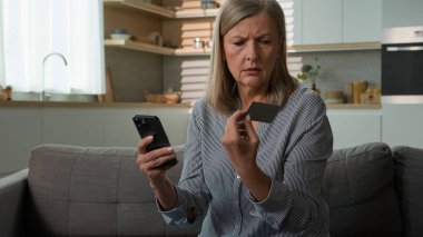 Kafası karışık üst düzey Kafkas kadın olgun yaşlı kadın anne kredi kartı güvenlik sorunu yaşıyor banka uygulaması ile emekli büyük anne cep telefonu dolandırıcılığı para kaybı hatası kanepe