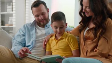 Kafkasyalı anne baba oğul rahat bir oturma odasında kitap okuyor. Sevgi dolu bir aile haftasonunu birlikte geçiriyor. Hikaye anlatıcısı çocuk, masal okuyor.