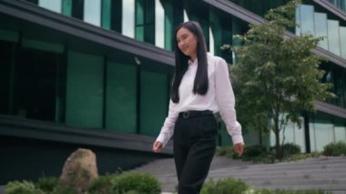 Başarılı, mutlu, Asyalı, Çinli, Çinli, kadın, iş kadını, merdivenlerden iniyor, gülümseyen işçi, girişimci, kendine güvenen CEO hareketinin dışında.