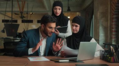 Arap iş adamları ofiste çalışıyor Müslüman kadın işadamları Hintli iş adamları erkek, bilgisayarlı konuşma, video konferans, kızgın liderle buluşma, hoşnutsuz satış grafiği sorunu.