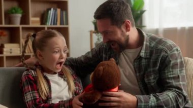 Kafkasyalı babayı seven, baba baba, peluş oyuncak kıza sürpriz doğum günü hediyesi veren, mutlu kız, oyuncak ayı kucaklayan, erkek, çocuk bakımı yapan, gülümseyen baba, çocuk bakımı yapan aile.
