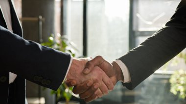 Çok yönlü iki farklı adam el sıkıştı. Çok ırklı iş ortakları, çok ırklı iş ortakları, çok ırklı iş ortakları, erkek silah iştirakinde el sıkışma ve ortaklık anlaşması imzaladı.