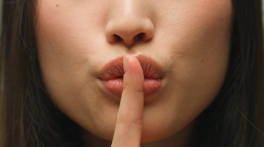 Sessizlik jesti son derece yakın bir kadın ağzı Asyalı Koreli Çinli kadın tanınmaz halde bayan bayan sessiz dudaklar oldukça gizli gizli gizli gizli model yüz detayları