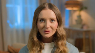 Beyaz kadın portre, kız arkadaş, kız arkadaş, anne ev sahibi, ev sahibi, ev kredisi bankasının kredisi sağlık sigortası, ev kredisi, ev kredisi, oturma odasında mutlu mesut gülümsüyor.