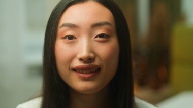 Asyalı kadının portresi açık gözler Çinli etnik kız öğrenci iş kadını bayan Koreli doğal kozmetik güzellik cilt mutlu duygular gülümseme tıbbi bakım yakın yakın çekim