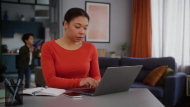 Afrikalı Amerikalı kadın, serbest çalışan iş kadını, iş kadını, kadın anne, evde bilgisayar başında çalışan, stres direnci, gürültülü, komik, çocuksu çocuk, uçak oyuncağı.