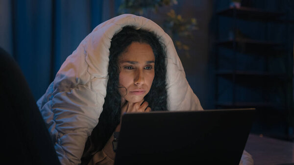 Уставшая девушка бессонница женщина Индийская Арабская женщина обеспокоен неудачи задумчивый с ноутбука рабочий крайний срок изучения компьютерной зависимости мышления решение проблемы думаю, идея расстройства сна ночь под одеялом