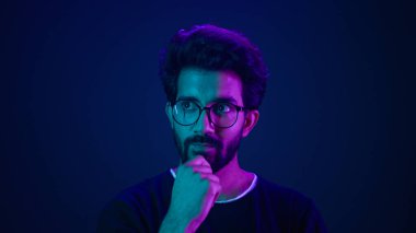 Infographic hologram düzenleme şablonu ultraviyole arkaplan Arap adam yüksek teknolojili internet teknoloji çalışanı kodlayıcı programcının sanal ekran simgesi gibi hava boşluğuna dokunduğunu düşünüyor