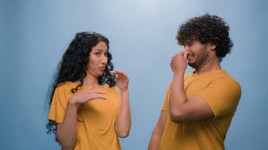 Kötü koku reaksiyonu. Çok ırklı çift. Hintli Arap erkek ve İspanyol kadın. Burunları iğrençtir.