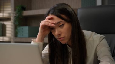 Kafkasyalı iş kadını başarısızlığını kaybetti. Kız çevrimiçi bilgilendirme. Ofiste üzgün iş kadını reddedildi.