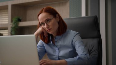 Sıkıcı, Kafkasyalı kadın işçi dizüstü bilgisayarlı, tembel iş kadını iş kadınlarına ilgisiz, sıkıcı işlerinden rahatsız olan sıkıcı iş kadınlarından sıkılmış.