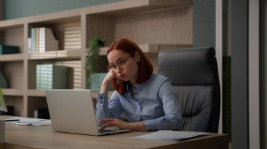 Sıkılmış Kafkasyalı kadın ofis çalışanı motivasyonsuz iş kadını müdür kız ilgisiz sıkıcı online dizüstü bilgisayar çalışanı tembel, bitkin iş kadını motivasyon eksikliği hisseden can sıkıntısı çeken