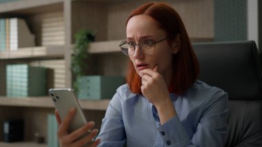 Kafkas şoku, ofisteki üzgün kadını üzdü akıllı telefondan mutsuz olumsuz duygular iş kadınını üzdü gözlüğünü çıkardı kötü haberleri vurguladı cep telefonu arızasını kaybetti