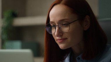 Kafkas iş kadını laptopta haber okuyor. İnternette bilgisayar işi yapıyor. Profesyonel kadın iş kadını kullanıcı kadın bilgisayar teknolojisi kullanıyor.