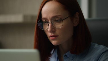 Düşünceli kadın girişimci düşünce dizüstü bilgisayar ekranı Kafkasyalı iş kadını bilgisayardaki haber e-postalarını okuyor internet üzerinden çalışan iş kadını kullanıcı kadın ofisteki polis tebessümünü kullanarak düşünüyor