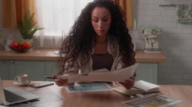 Ev yapımı şablonları olan ev kadını düşünmekten yorgun düşmüş. İç mekan fotoğrafları seçiyor. İspanyol tasarımcı, bayan ev sahibi.