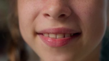 Çocukları kapatın. Sağlıklı beyaz diş tebessümü. Tanınmayacak kadar mutlu küçük beyaz kız çocuğu.