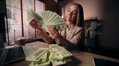 Mutlu, başarılı, beyaz, iş kadını, kadın, girişimci, ofis çalışanı, para sayan, nakit para sayan, maaşlı banknotlar atan, kapalı mekan kameralarına bakan zengin, zengin, zengin, beyaz kadın.