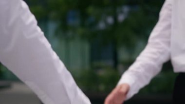 Resmi tokalaşma işini kapatın. İş kadınları el sıkışıyor. Kadın ortaklar el sıkışıyor.