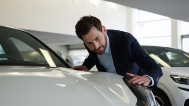 Kafkas erkek alıcısı müşteri otomobil kuaförü dokunaklı araba kaput araç satın alma test sürüşü kira hizmeti satın alma müşteri temsilcisi erkek işadamı hayal kurma