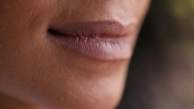 Dişli, dişlek, gülücük dudaklı, tanınmayan kız, iş kadını, güzel, gülümseyen iş kadını, dişçi, sağlıklı tıp, beyazlatıcı, açık hava kadınlarının duyguları.