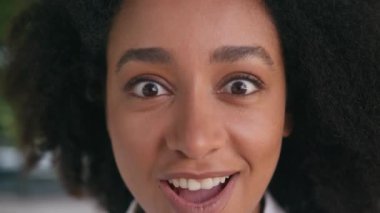 Heyecanlı yüzünü kapat Afrikalı Amerikalı kadın kameraya bakıyor şaşırmış iş kadını duygusal olarak ağzı açık işveren öğrencinin zaferinin tadını çıkar açık havada iyi haberler kazan