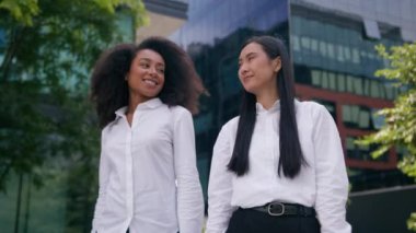 Afrikalı Amerikalı, Asyalı, Koreli, kız, iş arkadaşları, iş arkadaşları, iş görüşmeleri, iş anlaşmaları, iş görüşmeleri, şehir dışında yürüme, şehir dışında konuşmacılar, ofis projeleri.