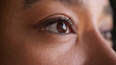Gözlerinizi kapatın, Afro-Amerikalı kadın bayan işkadını maskara kirpikleri portre detaylı görme, makyaj görüşü göz teması lensleri düzeltme makro çekim lazeri.