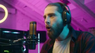 Neşeli modern Kafkasyalı altın madalya kazanan erkek oyuncu oyuncu altın kupa ödülüne layık görüldü çevrimiçi bilgisayar oyunu flaması çığlığı atarak ev neonunda sanal spor e-spor bağımlılığı kazandı