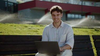 Mutlu Kafkasyalı adam dizüstü bilgisayar programcısı gülümsüyor iş adamı teknolojisi uzaktan kumandalı serbest çalışan, çalışan, çalışan, dışarıda çalışan, iş adamı, kodlayıcı şehir interneti gülümsüyor.