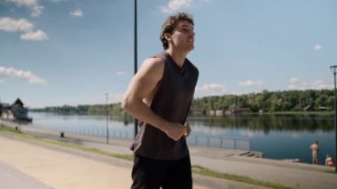 Mutlu heyecanlı, enerjik, Kafkas koşucusu, koşucu, koşucu, başarılı, sporcu, sporcu, kollarını açmış, yaşam tarzı motivasyonlu, şehir sporcusunu eğiten sporcu, dışarıda zafer kazanıyor.