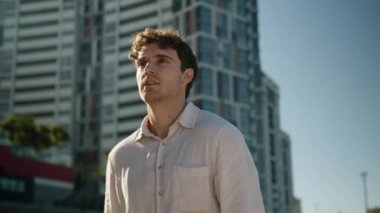 Kendine güveni tam, beyaz bir adam yürüyor. Girişimci işçi lideri, işçi lideri, iş adamı, iş adamı, şehir dışından yürüyen profesyonel CEO patron.