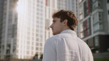 Arkadan bakıldığında, beyaz bir adam yürür. Şehirli, kendine güvenen bir erkek, başarılı bir iş adamı. İş şehri.