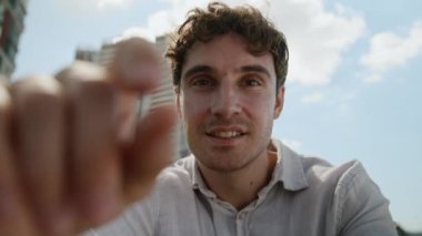 Odaklanmış Kafkasyalı adam kayıyor. Sanal dokunmatik ekran yapay zekası. AR erkek iş adamı teknoloji ağı.