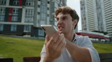 Cep telefonundan konuşan kızgın Kafkasyalı adam çığlık patron yönetmen kavgası öfkeli iş adamı sinirli agresif telefon şehirli adam dışarıda iş adamı bağırıyor