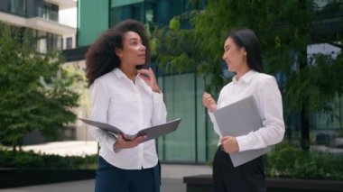 Afrikalı Amerikalı Koreli kadınlar, tartışmalı anlaşmazlık yaşayan kızlar, iş kadınları iş arkadaşları, iş arkadaşları, iş görüşmeleri, belge sözleşmeleri, açık havada çatışma şehrini savunan sözleşmeli ortaklar.