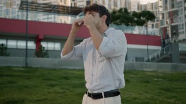 Kafasında sorun olan mutsuz bir Kafkasyalı. İflas, boşanma, erkek işadamı, iş dünyası, iş hayatı, kriz, endişe ve endişe sorunları yaşıyor.