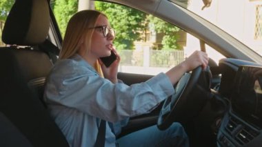 Kafkasyalı kadın iş kadını, patron, konuşan cep telefonu, akıllı telefon, memnun olmayan araba şoförü, geç saatlere kadar çalışan, kızgın yönetici kız kavgası.