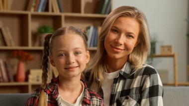 Mutlu pozitif aile portresi, tasasız, beyaz anne, anne, anne, baba, anne, anne, baba, kameraya bakıyor, küçük kız, kız, gülümsüyor.