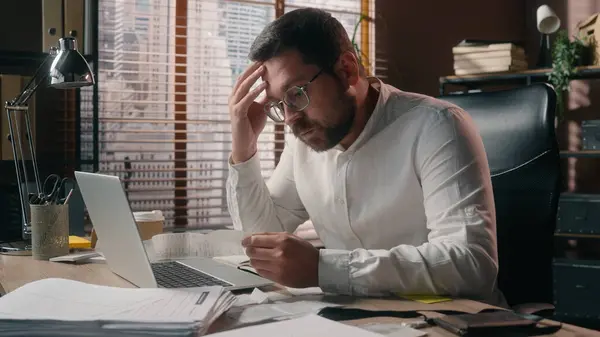 Stresli Kafkasyalı satıcı muhasebeci CEO patron müdür elinde banknot tutan erkek işveren ofis işvereni finans üzgün iş adamı para kaybı vergi kaçırıyor