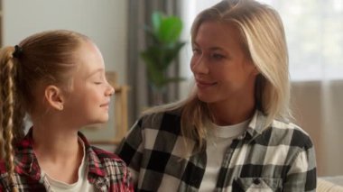 Mutlu pozitif aile portresi, tasasız, beyaz anne, anne, anne, baba, anne, anne, baba, kameraya bakıyor, küçük kız, kız, gülümsüyor.