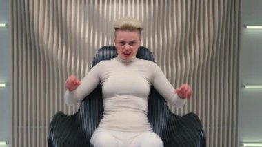 Gelecekçi beyaz stüdyo beyaz kadın beyaz iş kadını bilgisayar korsanı çılgın agresif kız çığlık çığlığa çığlık çığlığa bağırın çılgın kadın öfkesi öfkeyle yüzleşin duygusal öfkeyle yüzleşin