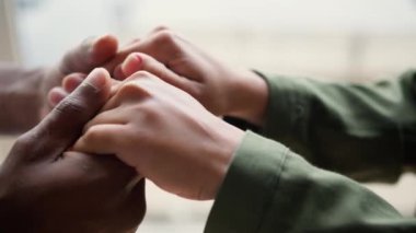 Kadın eli uzat. Tanımlanamayan çift, Afro-Amerikan aile erkeği, silah tut, aşk evliliği, evlilik teklifi, boşanma, boşanma, boşanmak, koca terk etmek.