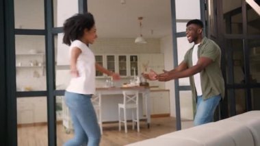 Afro-Amerikan aşk çifti mutlu aile buluşması mutlu ev kadını zıplayan adam kucaklaşması gülüşmeler sevgi kucaklaşmalar kız arkadaş sevdalısı bağlanma kutlama evlilik teklifi