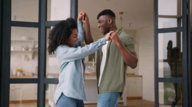Mutlu aşk, sevgi dolu çift, dans eden erkek, hafta sonu, sevgililer günü kutlaması, sevgililer günü, evlenme teklifi, Afrikalı Amerikalı aile kızı, taşınma, kendi apartman dairesinde dans eden erkek.