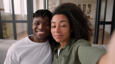 Etnik çift selfie fotoğraf pozu cep telefonu kamerası Afro-Amerikan genç aile gülümseyen kadın erkek erkek kız koca blogcularda birlikte video blogu akıllı telefon kamera görüntüsü kaydediyorlar.