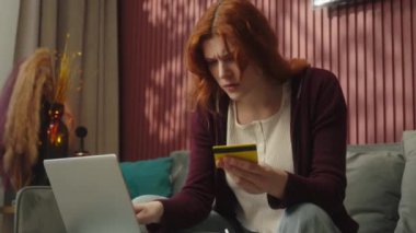 Keyifsiz, stresli, beyaz, kadın, alışverişçi, bayan tüketici, banka kredi kartı, dizüstü bilgisayar hatası, ödeme, ev alışverişi, reddedilme sorunu.