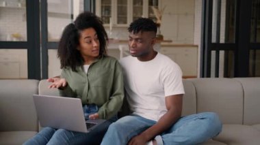Afrikalı çift, etnik Amerikalı aile erkeği, kadın kadın, erkek, dizüstü bilgisayarla online alışveriş yapıyor, tatil için bilet alıyor, internetten alışveriş yapıyor ve internetten sipariş alıyor.